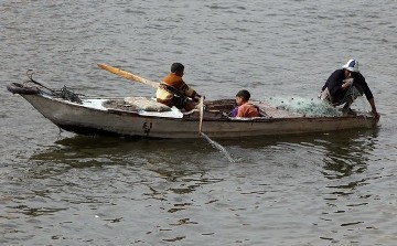 A family fishes in the Nile river in Cairo on 8 March 2011 (Photo: Reuters)