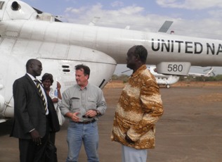 Jonglei governor Kuol Manyang (right) talking to UN officers and the Pigi County commissioner. March 20, 2011 (ST)