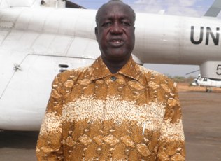 Jonglei governor Kuol Manyang briefing the press at Bor airport on his return from Pigi County. March 20, 2011 (ST)