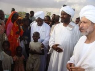 Presidential adviser Ghazi Salah Al-Deen, (R) visits Otash IDPa camp near Nyala, South Darfur (file photo/ South Darfur State website)