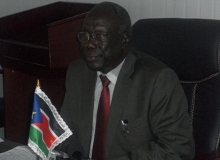 Alfred Ladu Gore, South Sudan's presidential adviser on diplomatic affairs addressing journalists in Juba, March 31, 2011 (Photo: Deng Deng Bol)