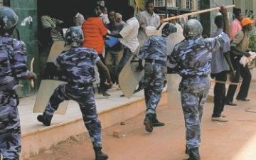 Sudanese anti-riot police dispersing demonstrators in downtown Khartoum (FILE PHOTO)