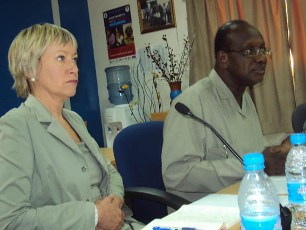 Laura Kullenberg, the newly appointed World Bank South Sudan country director (L) and Laurence Clarke, her outgoing counterpart addressing the press in Juba, March 31, 2011 (www.gurtong.net)