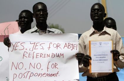 Students from the southern Abyei oil region demonstrate outside the South Sudan coordinator office against the delays of the Abyei referendum in Khartoum November 4, 2010 (Reuters)