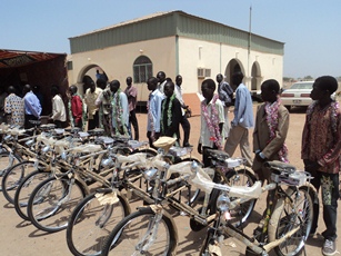 Pupils with ten top scores in basic primary school certificate receive bicycles as gifts from the state ministry of education in Unity state, March 13, 2011 (ST)