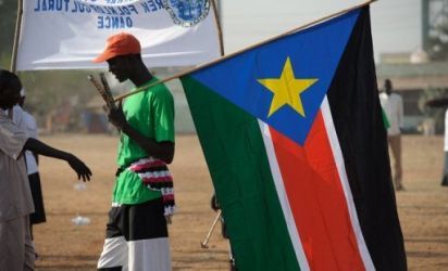 A Southern Sudanese man holds the flag of the Sudan People's Liberation Movement (SPLM) in Juba (file/AFP)