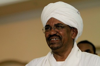 Sudanese President Omar al-Bashir weclomes an Egyptian diplomatic delegation at his offices in Khartoum on May 7, 2011 (AFP)