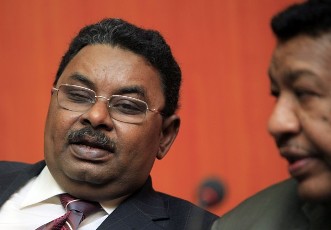 FILE - Salah Gosh (L), chief negotiator of the north's National Congress Party (NCP) and special security adviser to the President, speaks to Minister of International Cooperation Jalal Yousuf Al-Digair during a news conference after arriving in Khartoum October 14, 2010 (Reuters)