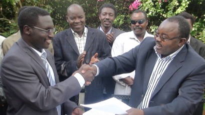 Abu Al-Gasim Al-Haj (L) shakes hands with Abdel Wahid Al-Nur after the signing of the unity agreement on Friday 20 May 2011 (photo slmasecularsudan.com)