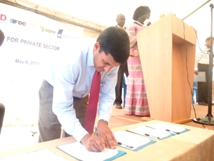Rajiv Shah, USAID's administrator signs the communique to boost private sector growth in S. Sudan. May 6, 2011 (ST)