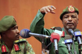 Deputy of Sudanese Army Intelligence Sidiq Aamir Hassan (R) speaks during a joint news conference with northern military spokesman Al-Sawarmi Khaled in Khartoum May 20, 2011 (Reuters Pictures)