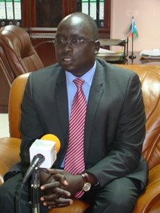 The deputy Governor, Hussein Maar Nyuot speaking at the conference hall in Bor, May 11, 2011 (ST)