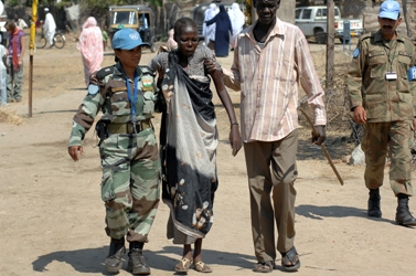 UNMIS peacekeepers assists a resident of the Blue Nile State walk to a free medical treatment camp. (photo UN)