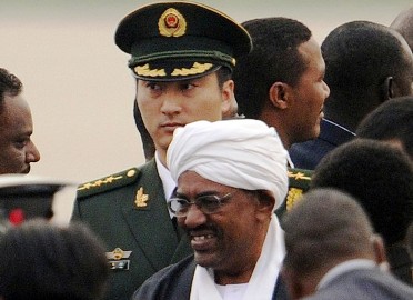 al-Bashir_C_walks_next_to_a_Chinese.jpg
