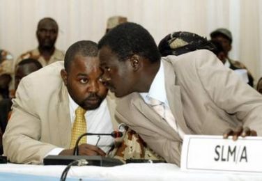 Abdel Wahid Al-Nur (L) and Minni  Minnawi, talk during the Abuja peace negotiations  in May 1, 2006 (Reuters)