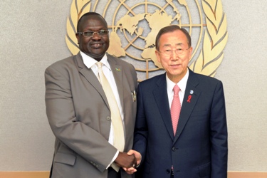 Secretary-General poses with Riek Machar Teny Dhurgon, Vice-President of Southern Sudan on 8 June 2011 (photo UN)