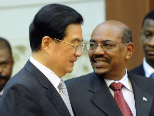Chinese President Hu Jintao (L) arrives with Sudan's leader Omer Hassan al-Bashir (R) to attend a signing ceremony at the Great Hall of the People in Beijing on June 29, 2011 (AFP)