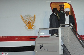 Sudanese president Omer Hassan al-Bashir boarding off plane in Tehran June 24, 2011 (FARS News Agency)