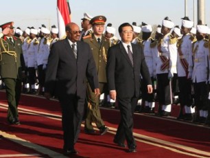 FILE - Sudanese leader Omer Hassan al-Bashir, left, and Chinese President Hu Jintao inspect an honour guard in Khartoum, Sudan, Feb. 2, 2007 (AP)