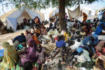 Thousands of people displaced by conflict in Kadugli, the capital of Southern Kordofan State, have sought refuge in an area secured by the UN Mission in Sudan (UNMIS), outside Kadugli (UN Photo/Paul Banks)