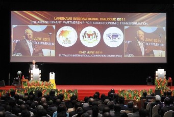 Malaysia's Prime Minister Najib Razak delivers his keynote address during the Langkawi International Dialogue 2011 in Putrajaya outside Kuala Lumpur June 19, 2011 (Reuters)