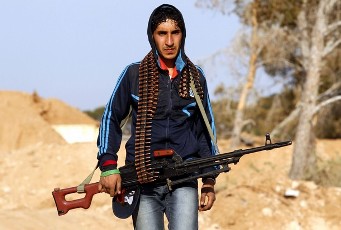 A Libyan rebel fighter arrives to take position at Misrata's western front line, some 25 kilometres from the city centre May 26, 2011 (Reuters)