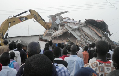 Excavator deployed in rescuing thetrapped people in the building in Bor, Wednesday, 22, 2011 (ST)