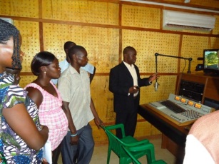State journalists tour Yambio FM, as part of their training (ST)