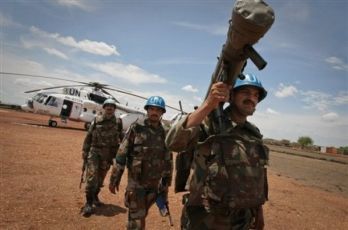 UNMIS peacekeepers arrive by helicopter in Sudan’s flashpoint region of Abyei on May 24 (AP PHOTOS)