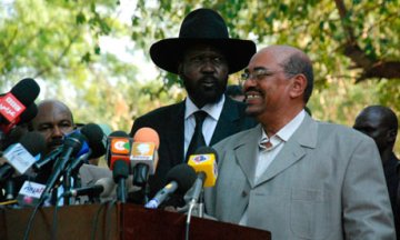 President Omer Hassan al-Bashir (R), flanked by the south Sudan leader, Salva Kiir (AFP)