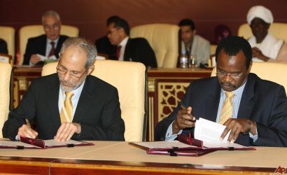 Presidential adviser Ghazi Salah Al-Deen, left, and LJM leader El-Tijani El-Sissi sign the ceasefire and framework agreement in Doha Thursday March 18, 2010 (AP)