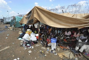 Residents gather outside UNMIS sector headquarters in Kadugli town June 9, 2011 (Reuters)