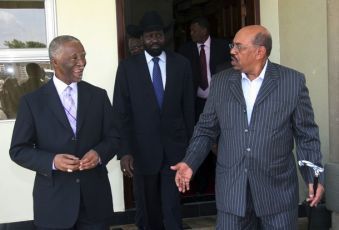 Sudan's President Omar al-Bashir (R) walks out with former South African President Thabo Mbeki and First Vice President of Sudan and President of the Government of Southern Sudan Salva Kiir Mayardit after a meeting, in Juba April 7, 2011 (REUTERS PICTURES)