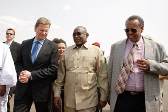 German Foreign Affairs Minister during his visit to Darfur (photo released by UNMIS)