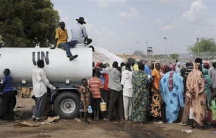 مدنيون  يرتصون امام عربة للامم المتحدة لتوزيع المياه في كادوقلي                              ارشيف