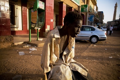 أحد الاطفال المتشردين في شوراع الخرطوم