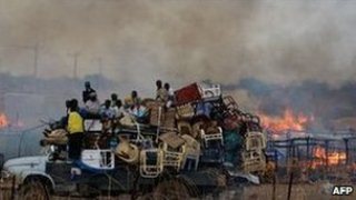 Citizens of Abyei flee during the conflict (AFP)