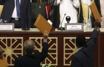 Sudan's Presidential Adviser Ghazi Salah Al-Deen Al-Attabani ( L-R) and Darfur LJM leader Al-Tijani Al-Sissi show a peace accord after the signing ceremony in Doha July 14, 2011. (Reuters)