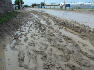 A muddy road in Malakal, one the factors hindering economic growth in South Sudan. (ST)