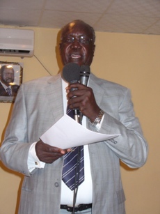 Jonglei State governor Kuol Manyang addressing the gathering with his opening remarks to consultative meeting in Bor. July 27, 2011 (ST)