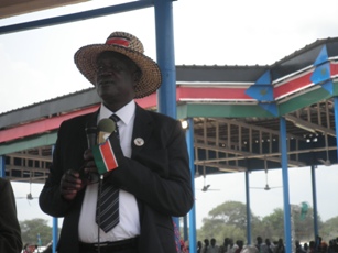 Jonglei governor Kuol Manyang addressing crowds in Bor on South Sudan's independence day. July 9, 2011 (ST)
