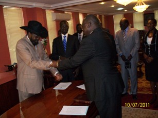 Republic of South Sudan President Salva Kiir and VP Riek Machar exchange congratulations, Juba, July 11, 2011 (ST)