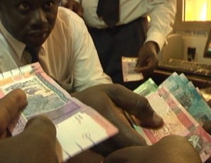 South Sudanese pounds being exchanged (UN)