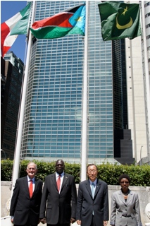 South Sudan's flag, centre, shortly after it was raised in New York in the presence of 192 representatives of member states. At the center of the picture is South Sudan's Vice President Riek Machar, on his right is President of General Assembly, Joseph Deiss while on his left is UN Security Council SG, Ban Ki Moon. (Republic of South Sudan)