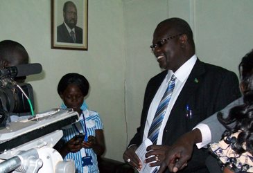 South Sudan VP Riek Machar speaking to the press shortly after his arrival from USA, Juba, July 25, 2011, (ST)