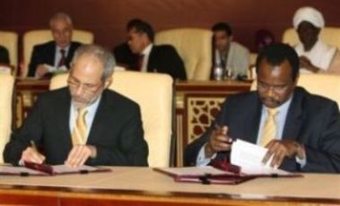Sudan's government representative Ghazi Salah Eddin Atabani, left, and rebel leader Al-Tijani Al-Sissi sign the truce documents in Doha Thursday March 18, 2010 (AP)
