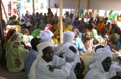 Sudanese refugees from Darfur wait to be interviewed at a camp in eastern Chad (file photo HCR)