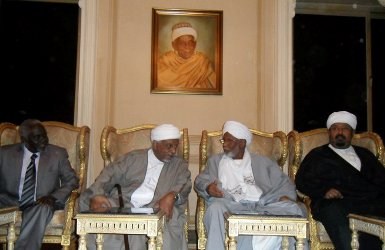 Mohamed Osman Al-Mirghani and Hassan Al-Turabi during a meeting they held Sunday 24 July 2011 in Cairo (photo ST)