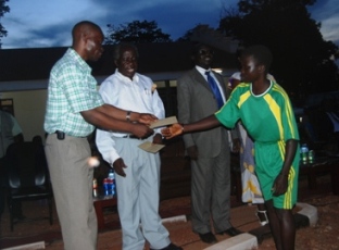 W. Equatoria governor (Left) handing gifts to the players. Next to the speaker of State Assembly (center) and state minister of youth and sports (Right). July 27, 2011 (ST)
