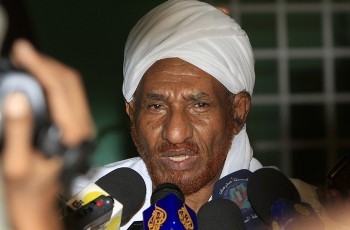 FILE - The leader of Umma Party and former prime minister Al-Sadiq Al-Mahdi speaks to the media after meeting with Sudan's President Omer Hassan al-Bashir in Khartoum March 24, 2011 (Reuters)